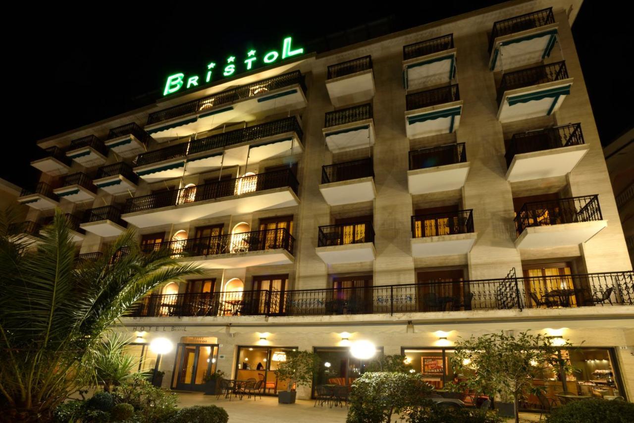 Hotel Bristol อาลัสซิโอ ภายนอก รูปภาพ